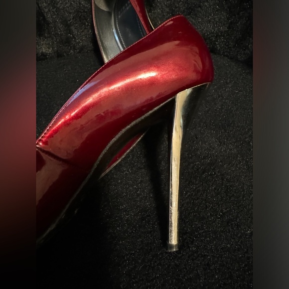 STUART WEITZMAN 
Leather Patent Heels - Picture 4 of 10